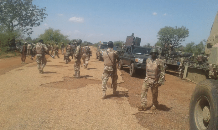 Des Ã©lÃ©ments de l'armÃ©e du NigÃ©ria aprÃ¨s une bataille contre Boko Haram