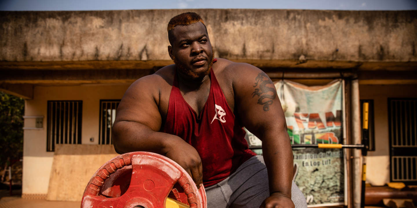 Le BurkinabÃ¨ Iron Biby, nouveau champion du monde en recordman du monde de soulever de bÃ»ches avec 229â€‰kg,