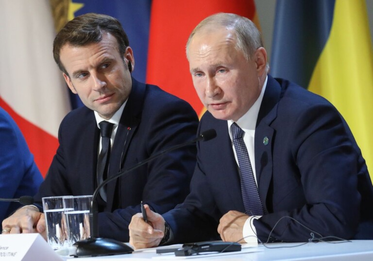 Emmanuel Macron et Vladimir Poutine au cours de la confÃ©rence de presse nocturne qui a clos le Sommet de Paris sur lâ€™Ukraine, lundi 9 dÃ©cembre 2019. Â© AFP / LUDOVIC MARIN / POOL / AFP