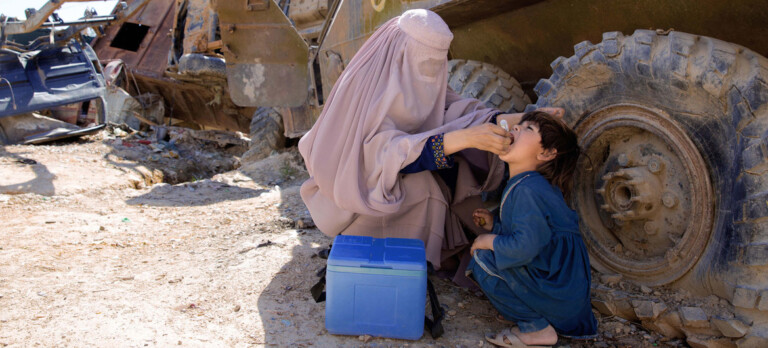 Un travailleur de la polio soutenu par l'ONU en Afghanistan administre un vaccin contre la polio Ã  un jeune enfant (archives).