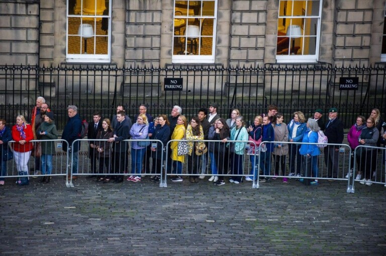 Ã€ Westminster, les Britanniques font plus de 10 km de file pour rendre un dernier hommage Ã  Elizabeth II