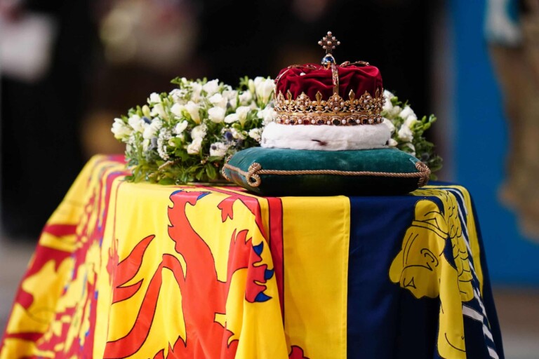 Le cercueil de la reine Elizabeth II Ã  la cathÃ©drale St Giles d'Ã‰dimbourg, en Ã‰cosse. WPA POOLGETTY IMAGES