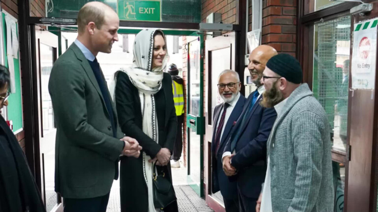 En pleine visite dans un centre islamique au Royaume-Uni, Kate Middleton sâ€™est vue snobÃ©e par un imam. Il a tout simplement refusÃ© de lui serrer la main.