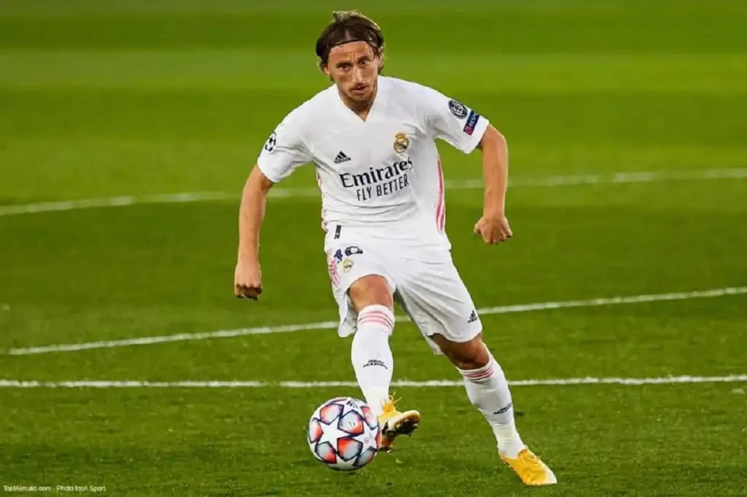 Luka Modric effectuant une passe de l'extÃ©rieur du pied